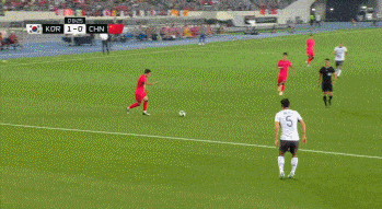 东亚杯国足首战0比2落后韩国，两人表现太差成输球关键