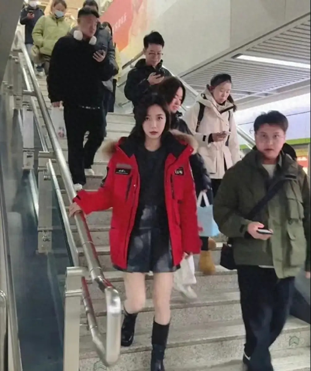 王珞丹武汉地铁被偶遇，40岁短发生图状态超好