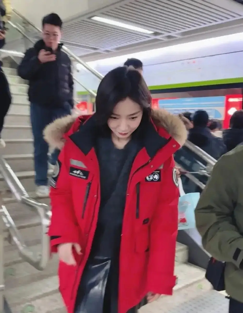 王珞丹武汉地铁被偶遇，40岁短发生图状态超好