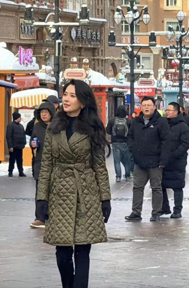 33岁森林北新疆偶遇照曝光，穿得厚实仍美得惊艳