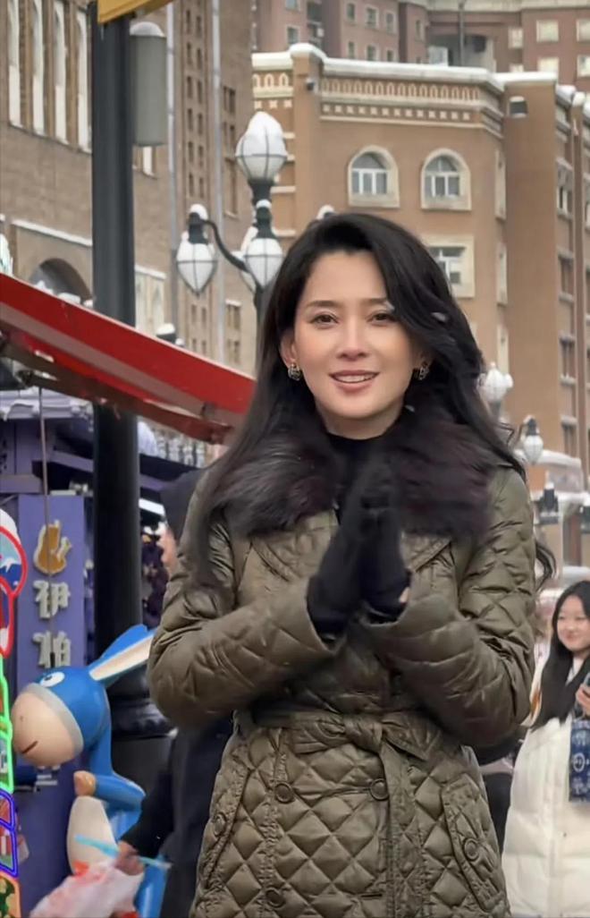 33岁森林北新疆偶遇照曝光，穿得厚实仍美得惊艳