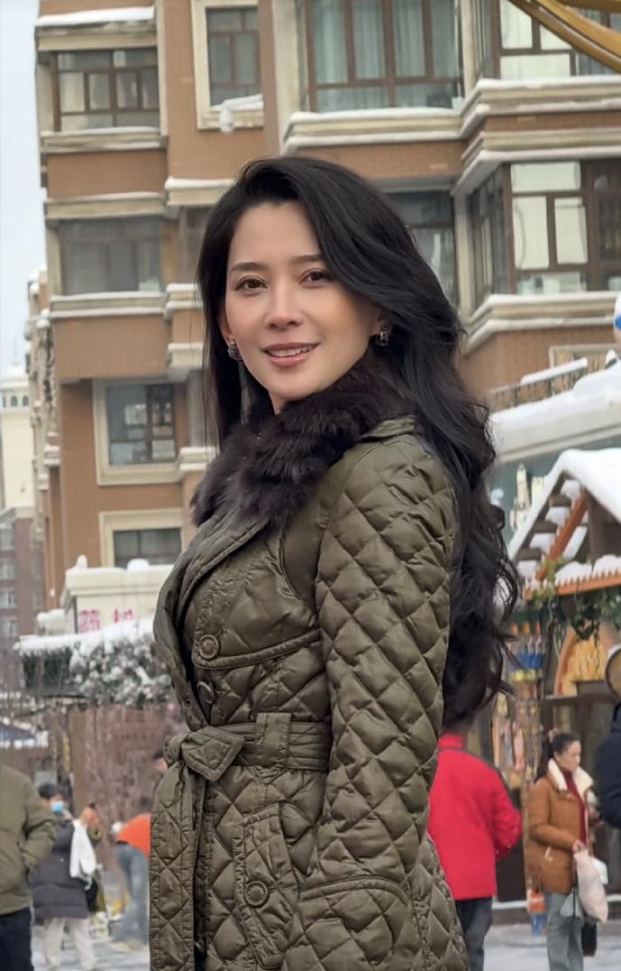 33岁森林北新疆偶遇照曝光，穿得厚实仍美得惊艳