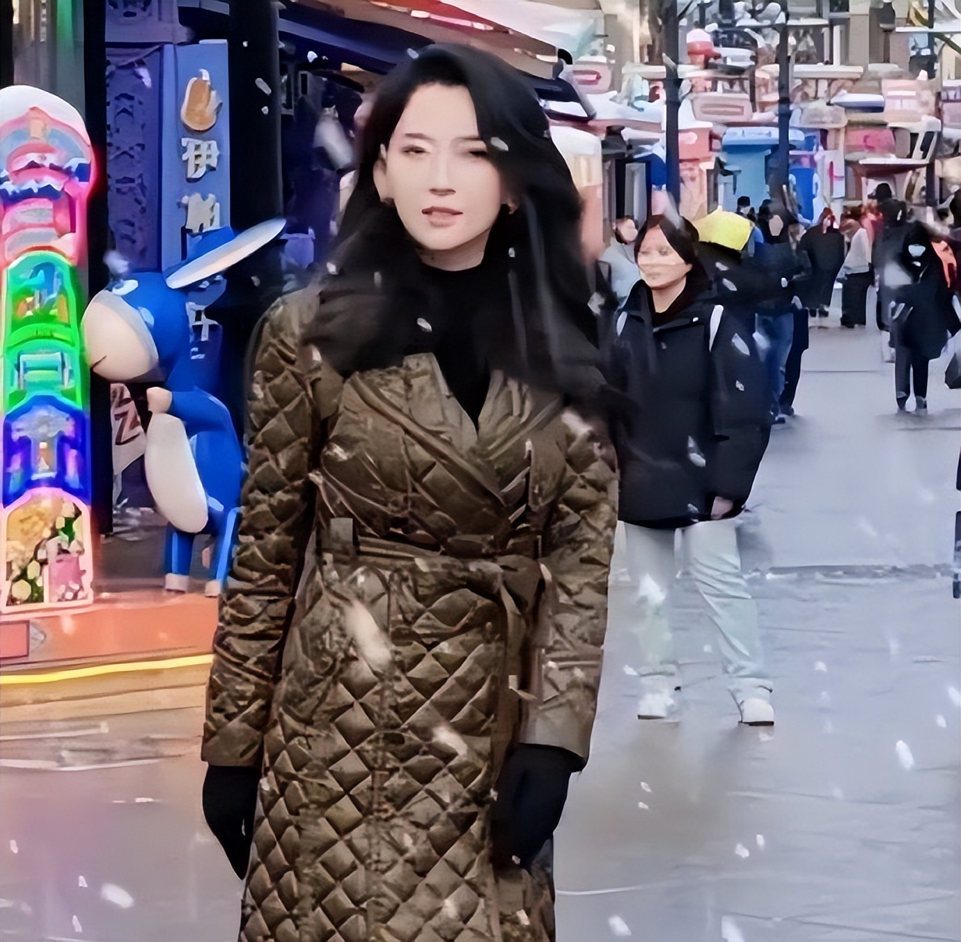 33岁森林北新疆偶遇照曝光，穿得厚实仍美得惊艳