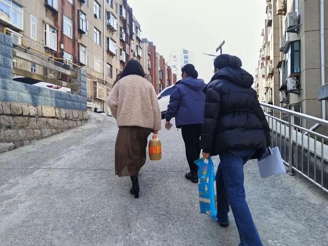 新春走基层丨暖护“折翼天使” 师生情谊从不放假__新春走基层丨暖护“折翼天使” 师生情谊从不放假