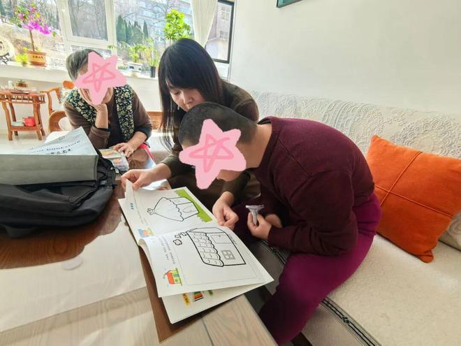 新春走基层丨暖护“折翼天使” 师生情谊从不放假__新春走基层丨暖护“折翼天使” 师生情谊从不放假