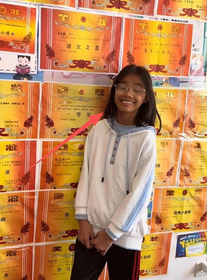 女孩晒满墙奖状被嘲学习学傻了，努力真比不上有钱？