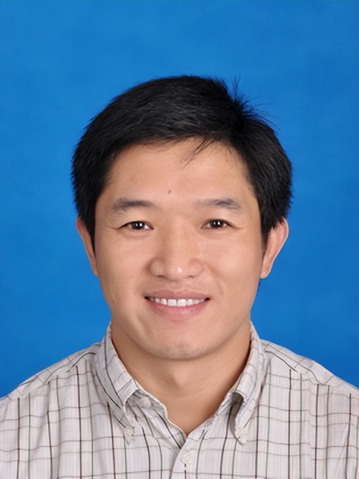 校长为受聘院士颁发证书__是院士的大学校长