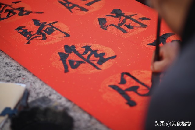 2026年没有大年三十，对联什么时候贴最好？提前贴有讲究