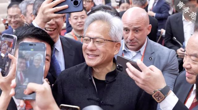 黄仁勋穿大爷装逛上海菜市场，身家千亿为何这么接地气？