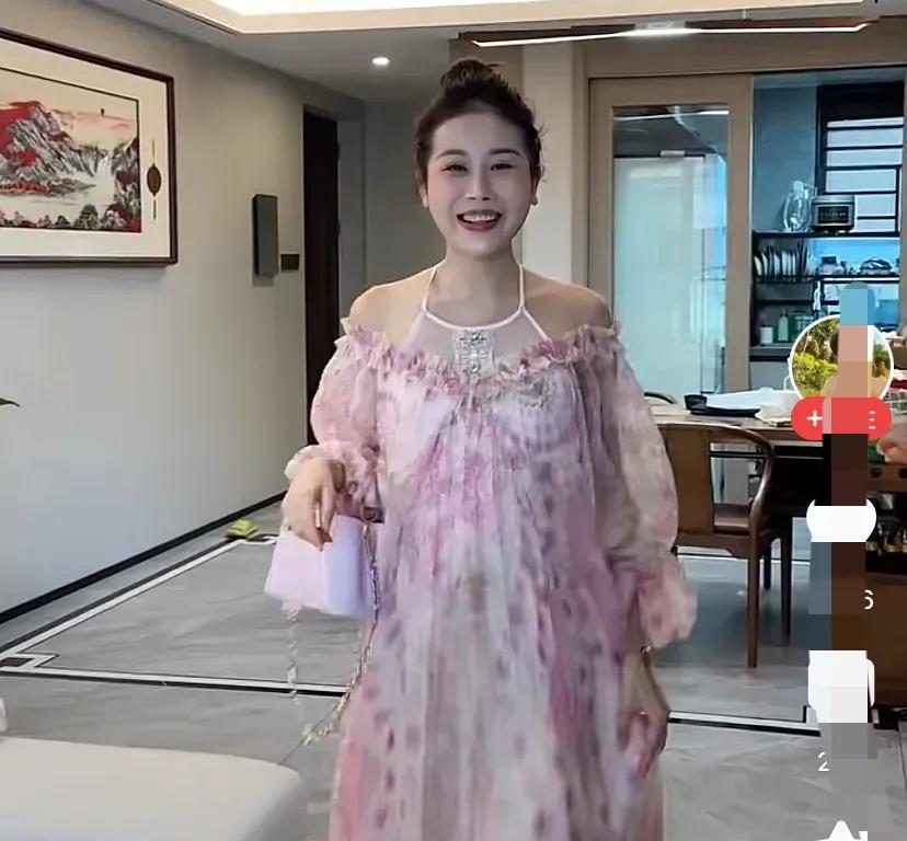 28岁三胎妈妈宋玉希被骂老土，隆胸整容后越走越偏