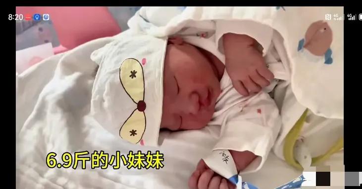 8个月妹妹叫爸爸了！胖虎妈妈晒娃罕露正脸，发育正常苦尽甘来