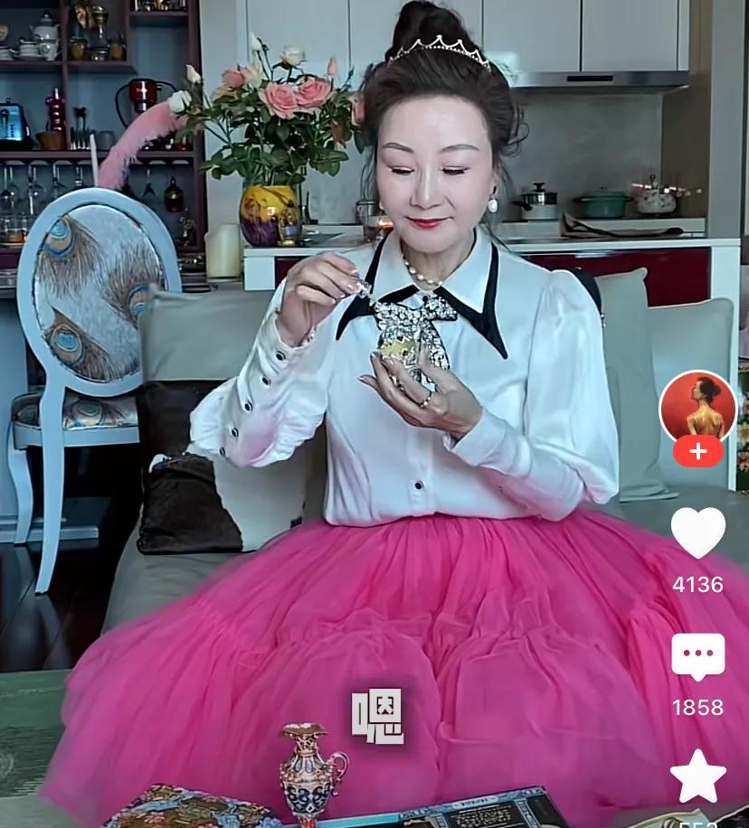 雪瑞姑姑精致打扮显土气，富婆穿搭为何看着廉价