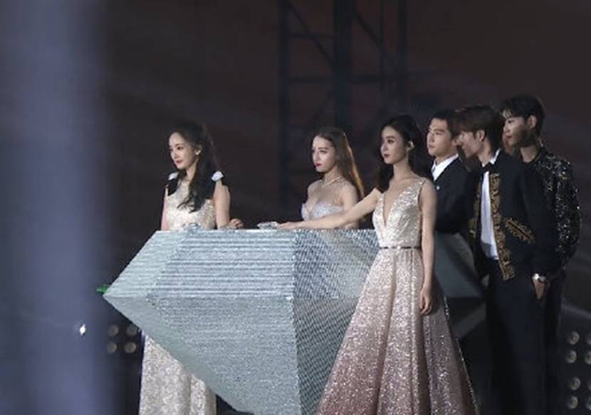 赵丽颖产后蜕变御姐气质惊艳星光大赏 网友：比热巴杨幂还吸睛