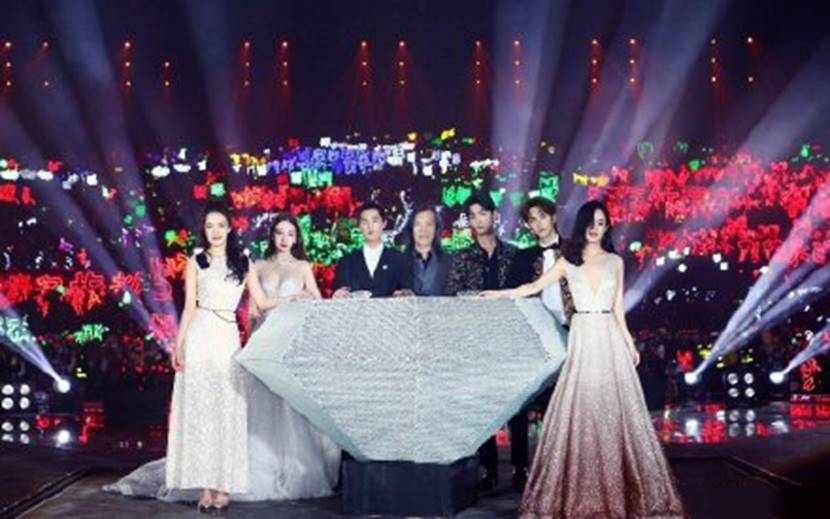 赵丽颖产后蜕变御姐气质惊艳星光大赏 网友：比热巴杨幂还吸睛