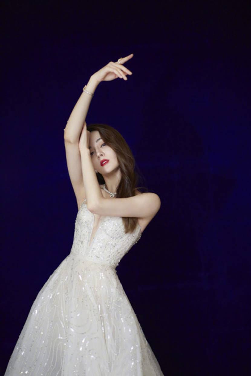 赵丽颖产后蜕变御姐气质惊艳星光大赏 网友：比热巴杨幂还吸睛