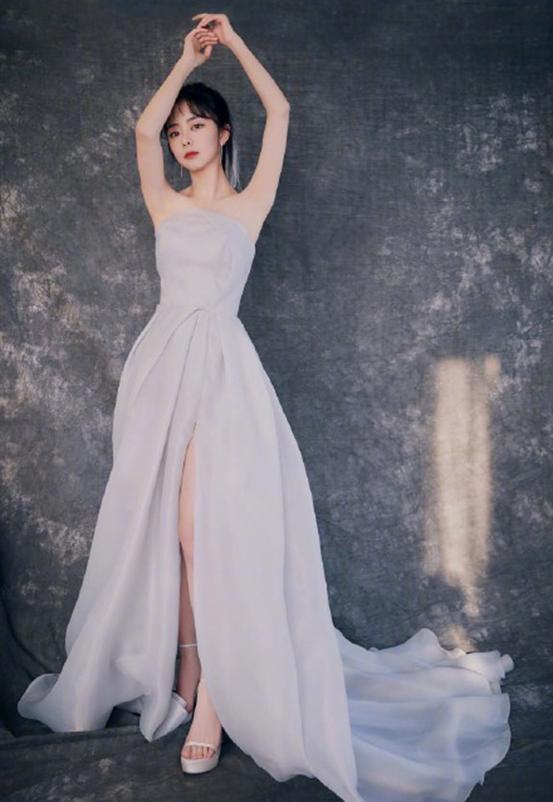 谭松韵30岁转型惊艳！水雾蓝长裙仙气十足，找到最适合的风格