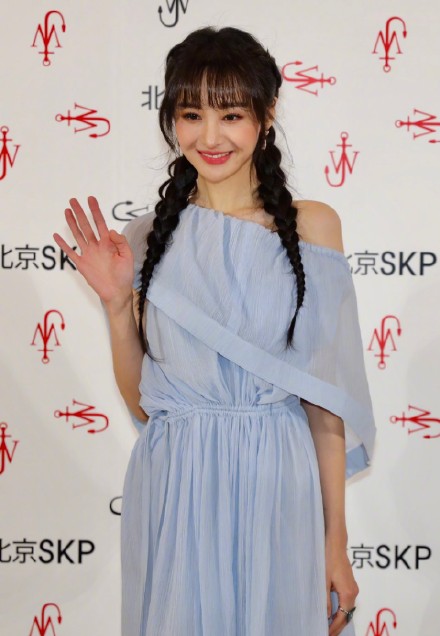 郑爽蓝色露肩裙麻花辫造型，生图法令纹明显五官僵硬