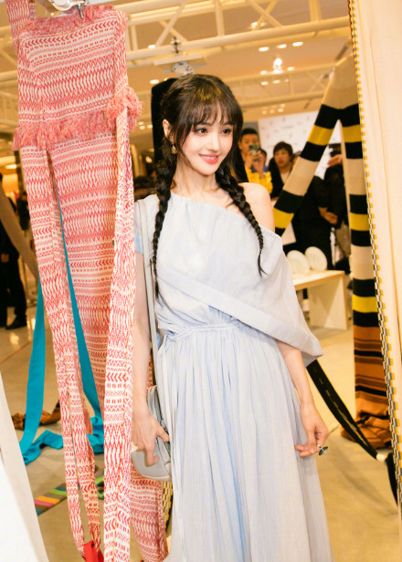 郑爽蓝色露肩裙麻花辫造型，生图法令纹明显五官僵硬