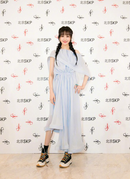 郑爽蓝色露肩裙麻花辫造型，生图法令纹明显五官僵硬