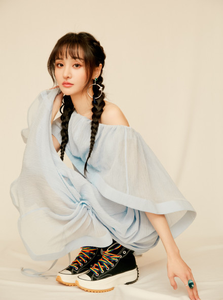 郑爽蓝色露肩裙配麻花辫清爽可爱,生图法令纹深邃五官僵硬太奇怪_郑爽蓝色露肩裙配麻花辫清爽可爱,生图法令纹深邃五官僵硬太奇怪_