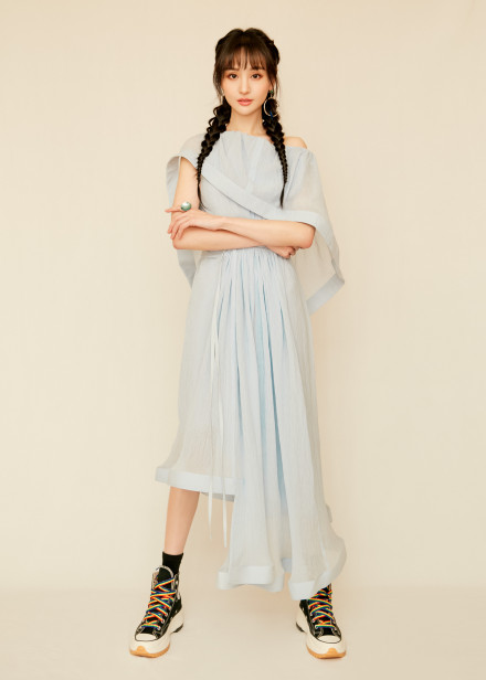 _郑爽蓝色露肩裙配麻花辫清爽可爱,生图法令纹深邃五官僵硬太奇怪_郑爽蓝色露肩裙配麻花辫清爽可爱,生图法令纹深邃五官僵硬太奇怪