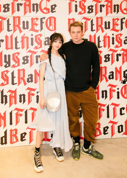 郑爽蓝色露肩裙配麻花辫清爽可爱,生图法令纹深邃五官僵硬太奇怪_郑爽蓝色露肩裙配麻花辫清爽可爱,生图法令纹深邃五官僵硬太奇怪_