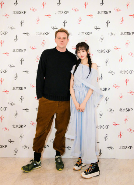 郑爽蓝色露肩裙配麻花辫清爽可爱,生图法令纹深邃五官僵硬太奇怪_郑爽蓝色露肩裙配麻花辫清爽可爱,生图法令纹深邃五官僵硬太奇怪_