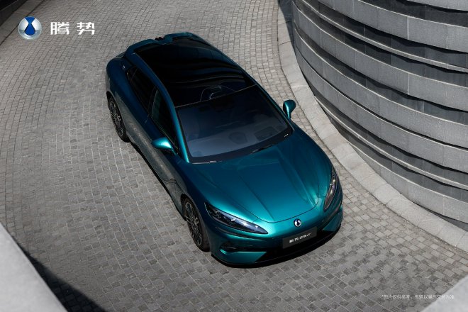 腾势Z9GT新色峡湾绿曝光 智驾带小蓝灯