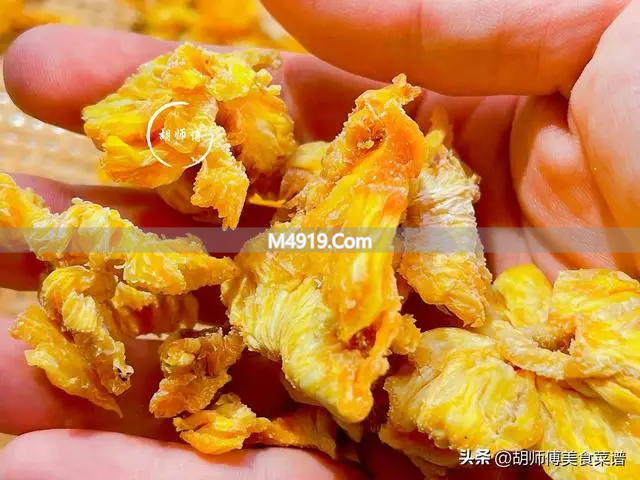 今年菠萝超便宜，10元4个超甜！教你做菠萝干当零食