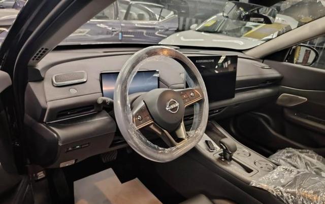 日产天籁内饰评测 NAPPA真皮移动大沙发 鸿蒙座舱大屏物理按键