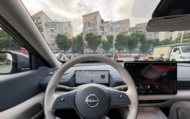 移动大沙发还真不是吹的，NAPPA皮质坐垫填充厚实，天籁内饰温馨不失品质感，东风日产新款车型搭载鸿蒙座舱超大液晶屏配备实用物理按键-有驾