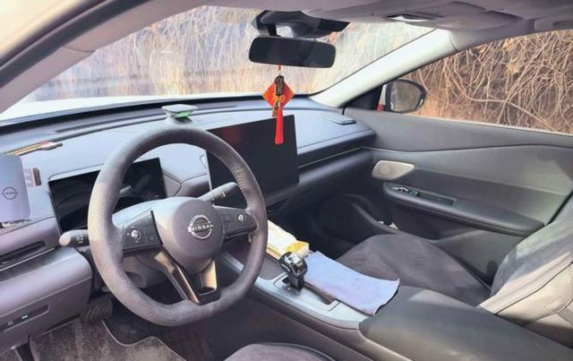 移动大沙发还真不是吹的，NAPPA皮质坐垫填充厚实，天籁内饰温馨不失品质感，东风日产新款车型搭载鸿蒙座舱超大液晶屏配备实用物理按键-有驾