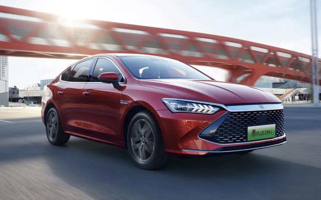 2025年轿车销量榜出炉，前三名竟有三款是新能源