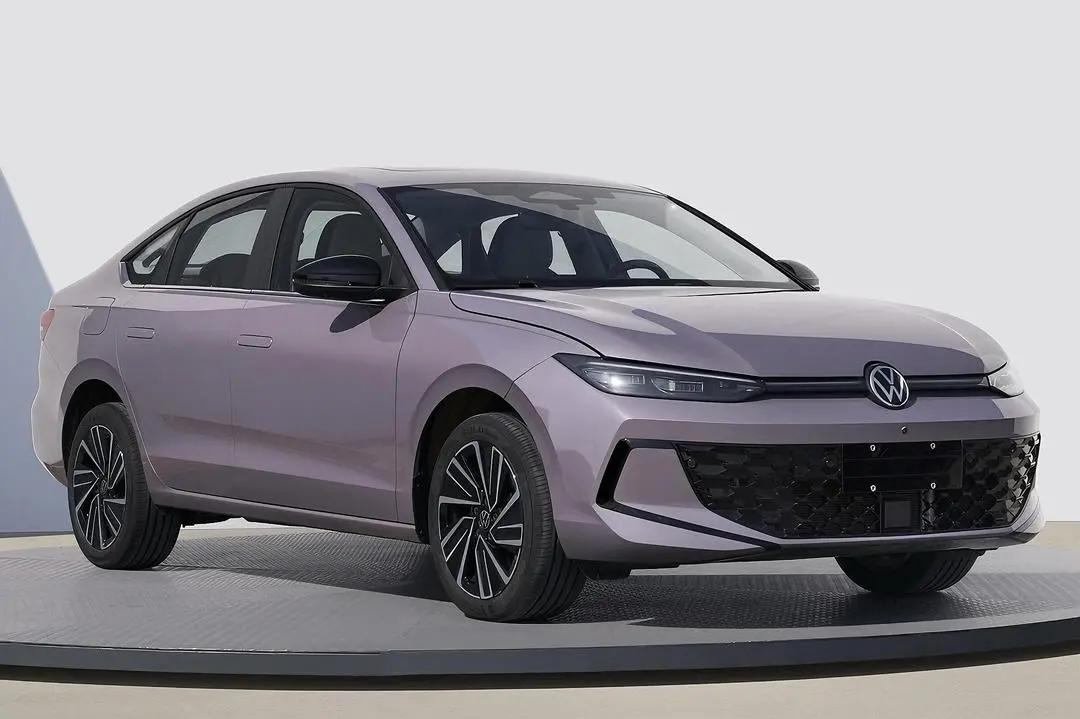 2025年轿车销量榜出炉，前三名竟有三款是新能源