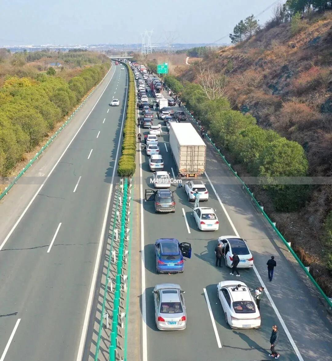 过年回村别只看车！村里人更在乎你工作稳不稳、能帮啥忙