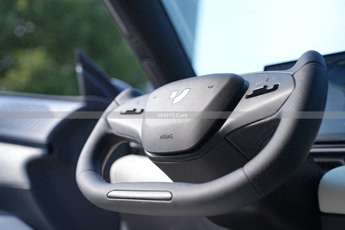 2027 年起半幅式方向盘禁用于新款乘用车，安全硬伤成焦点
