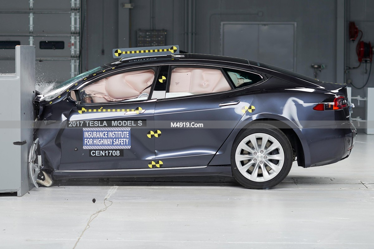 2027 年起半幅式方向盘禁用于新款乘用车，安全硬伤成焦点