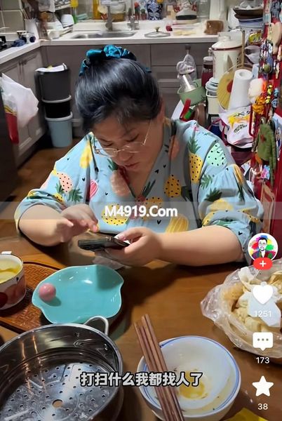 _39岁胡老师：家里堆积成山还不停买买买！网友：又乱又胖 太糟心_39岁胡老师：家里堆积成山还不停买买买！网友：又乱又胖 太糟心