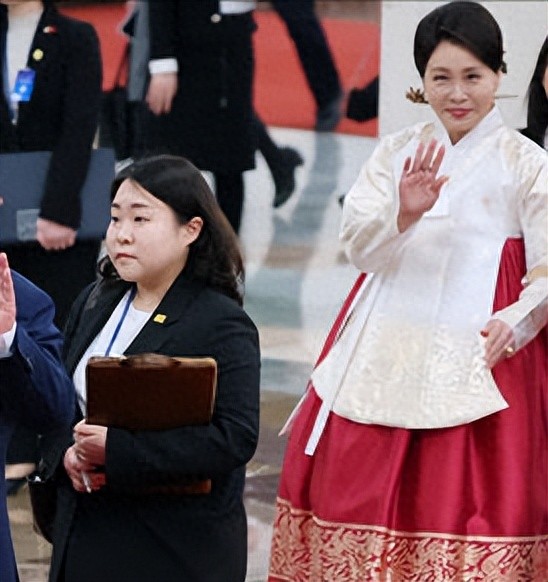 韩国第一夫人访华第二天，韩服造型吸睛，行程满满超贤惠