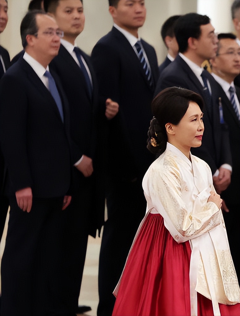 韩国第一夫人访华第二天，韩服造型吸睛，行程满满超贤惠