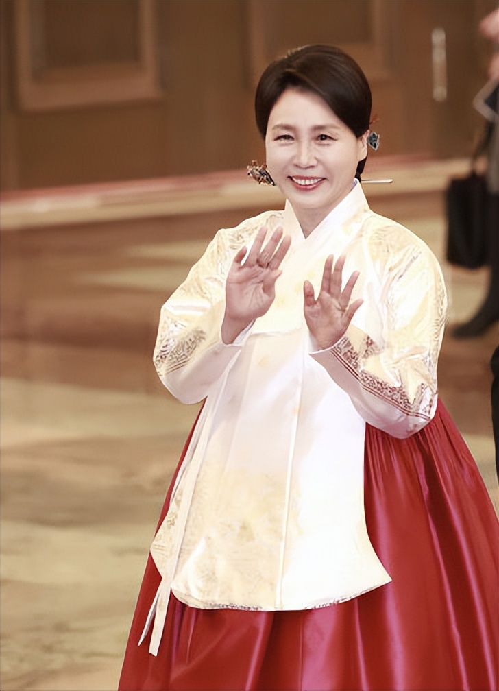 韩国第一夫人访华第二天，韩服造型吸睛，行程满满超贤惠