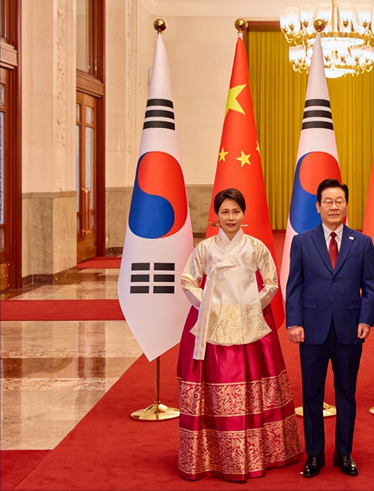 韩国第一夫人访华第二天，韩服造型吸睛，行程满满超贤惠