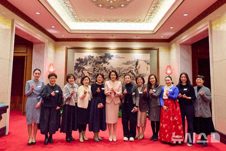 韩国第一夫人金惠景访华行程及造型变化，尽显端庄时尚