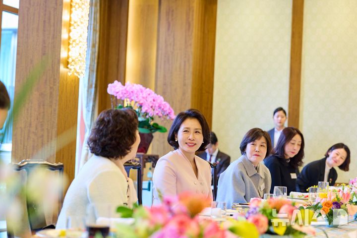 韩国第一夫人金惠景访华行程及造型变化，尽显端庄时尚