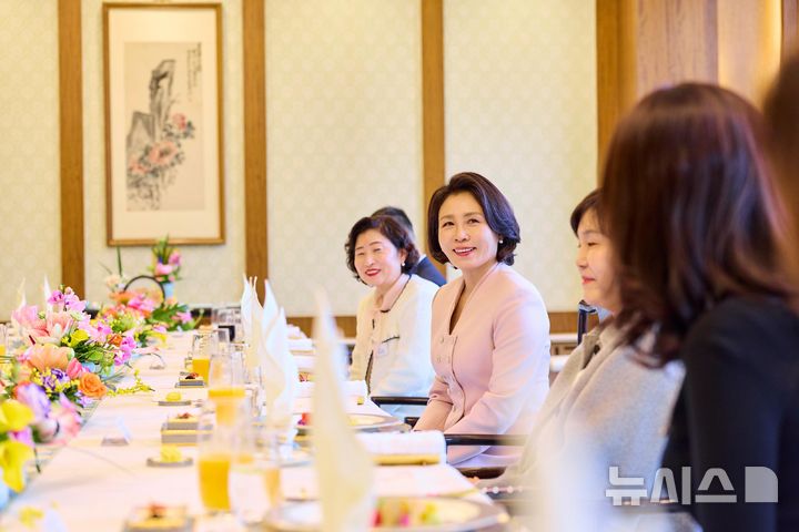 韩国第一夫人金惠景访华行程及造型变化，尽显端庄时尚