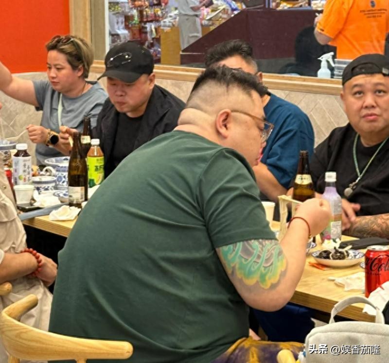 岳云鹏妻子照片曝光，两人恩爱有加，郭德纲对徒弟超用心