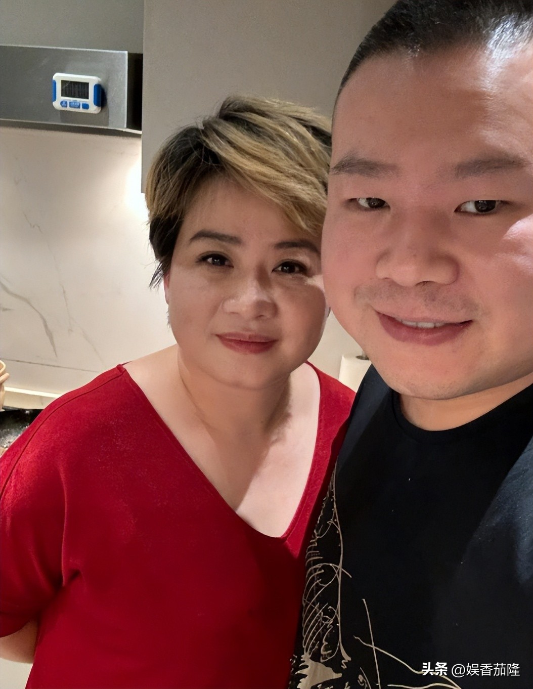 岳云鹏妻子照片曝光，两人恩爱有加，郭德纲对徒弟超用心