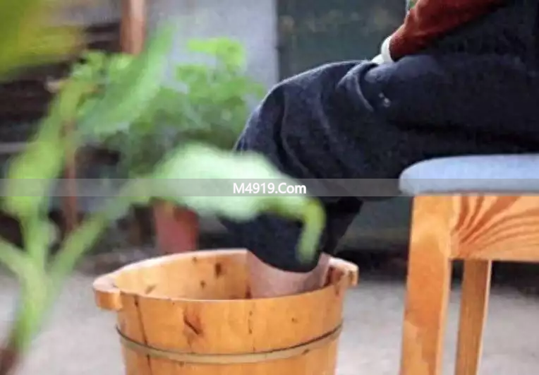 日常养生睡前泡脚有讲究，方式不对小心身体吃不消