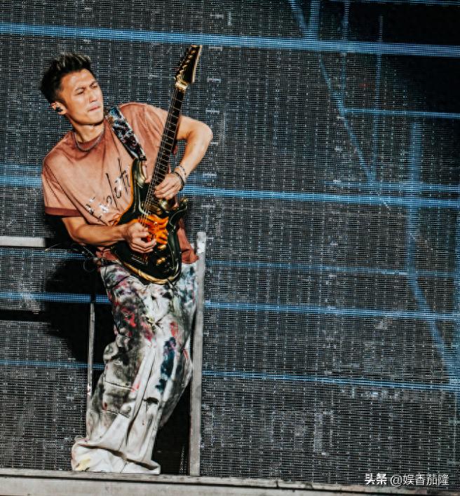 双节假期谢霆锋重庆开唱！结束后路边摊吃面超接地气