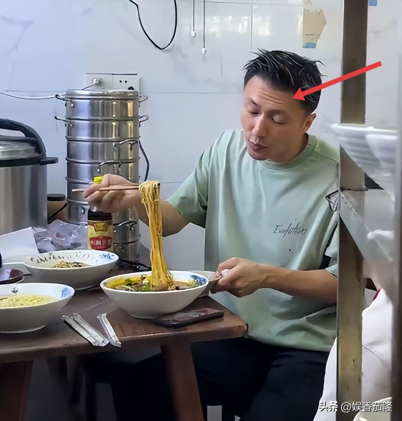 双节假期谢霆锋重庆开唱！结束后路边摊吃面超接地气